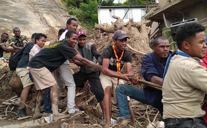 A Madagascar, les scouts se joignent aux secours suite à un éboulement mortel