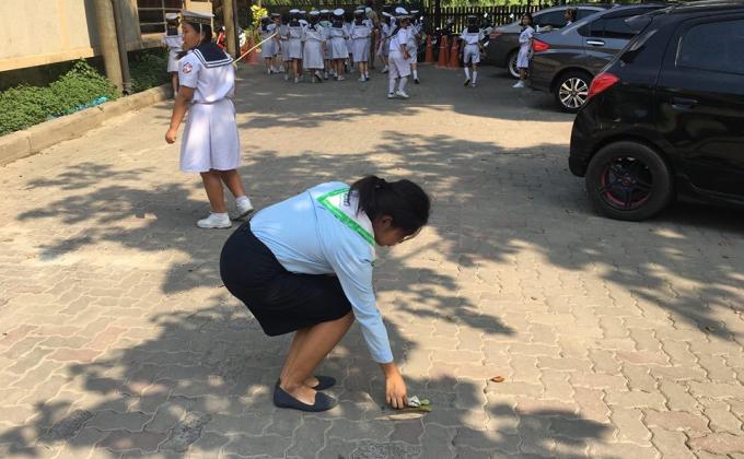 บำเพ็ญประโยนช์ เก็บขยะบริเวณโรงเรียน
