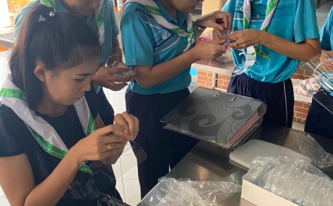 จิตอาสาร่วมกันทำหน้ากาก