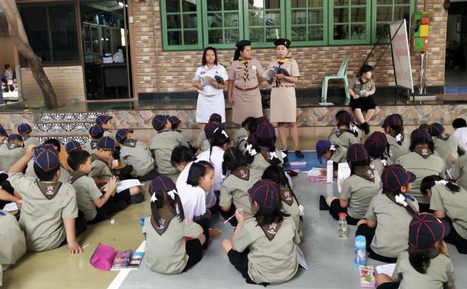 ผู้กำกับลูกเสือสอนลูกเสือเนตรนารี