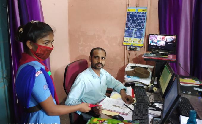 स्काउट गाइड के द्वारा मास्क वितरण किया गया।