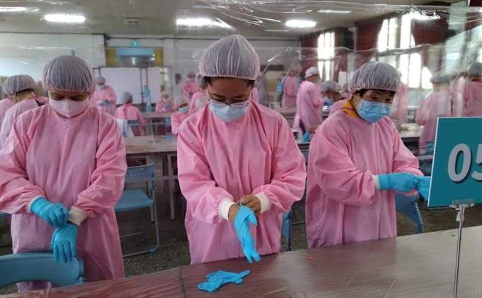 Taiwan & Scouts spare no effort in fighting against Covid-19 : Mask packaging in Hsinchu City 