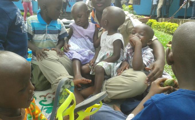 Partage  de Noel des scouts du groupe Lacolombe avec les efants Orphelins 