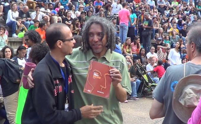 Entrega del libro –“Las Dos Vidas de Bolívar”, con motivo de los 30 años de la agrupación musical ONICE. Comunidad de Caricuao, ciudad del reggae