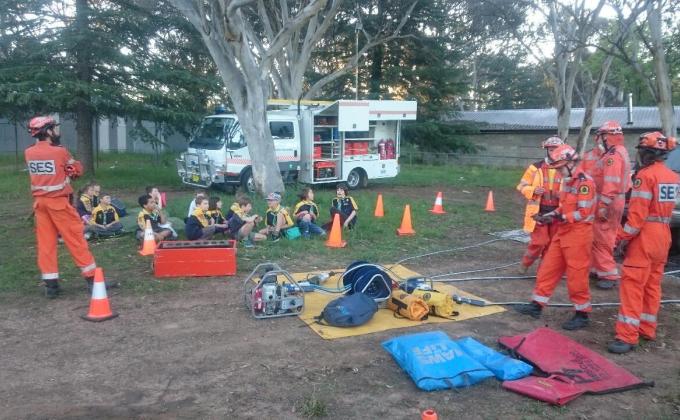 Cub Scouts get help with 1st aid skills from the State Emergency Service volunteers