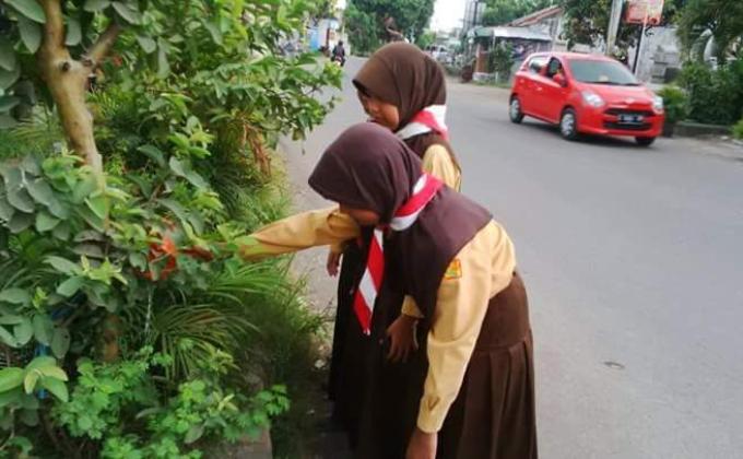 Peringati Hari Bumi, Pramuka SD Tegalwangi 01 Punguti Sampah dan Sirami Tanaman