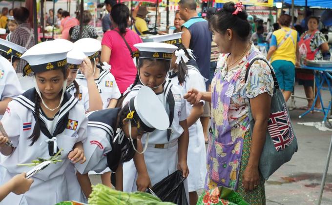 บำเพ็ญประโยชน์กันค่ะ