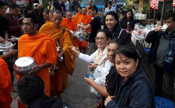 ทำบุญใส่บาตร