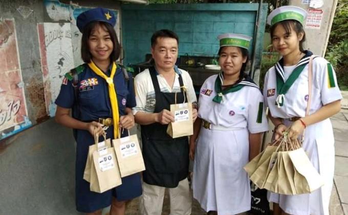 ร่วมขายไข่เค็มช่วยประเทศอินโดนีเซียที่เกิดอุทกภัย
