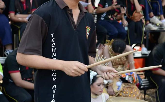 ช่วยตีกลองกีฬาสีให้กับสีน้ำตาล