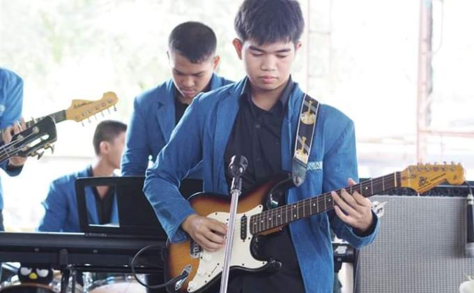 เล่นดนตรีงานเปิดบ้านที่วิทยาลัย