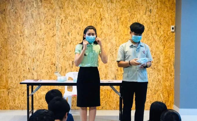 สอนนักเรียนใส่หน้ากากอนามัย
