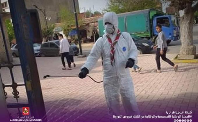 الكشافة الإسلامية الجزائرية متطوعة ضد وباء كورونا فيروس 