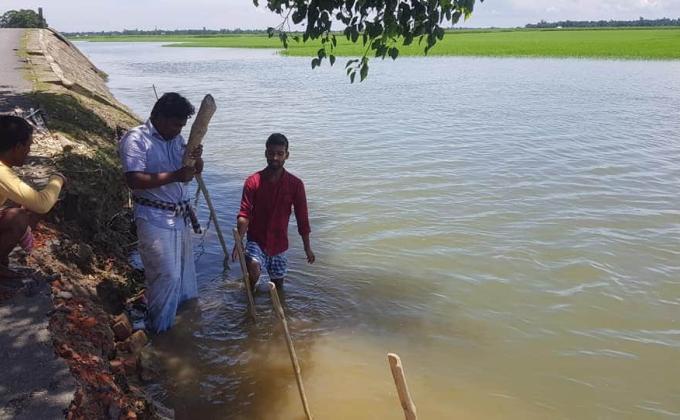 বন্যার পানি থেকে বাঁচতে বাঁধ মেরামত