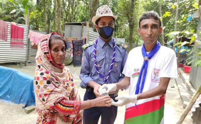 করোনা ভাইরাস সংক্রমণে বাড়ি বাড়ি গিয়ে লিফলেট ও হ্যান্ড স্যানিটাইজার বিতরণ