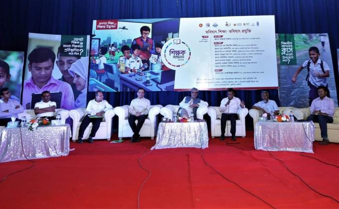 ‘গুণগত শিক্ষা এবং শিক্ষায় উদ্ভাবন’ স্লোগানকে সামনে নিয়ে আয়োজিত শিক্ষক সম্মেলন ২০১৯ এর ২য় পর্বের প্যানেল আলোচনায় (ভবিষ্যৎ শিক্ষা-ভবিষ্যৎ প্রযুক্তি) প্রধান অতিথি হিসেবে উপস্থিত ছিলেন ডাক, টেলিযোগাযোগ ও তথ্য প্রযুক্তি মন্ত্রণালয়