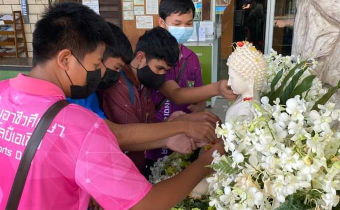 เข้าร่วมกิจกรรมรดน้ำพระ