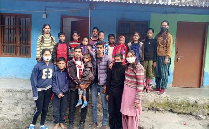 रोवर सोनू   कुमार ने  जन्म दिन पर बाटे कपड़े ओर किया रक्त्दान