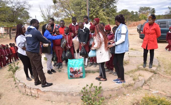 Midlands province scouts donate food and clothing #Zimbabwe 