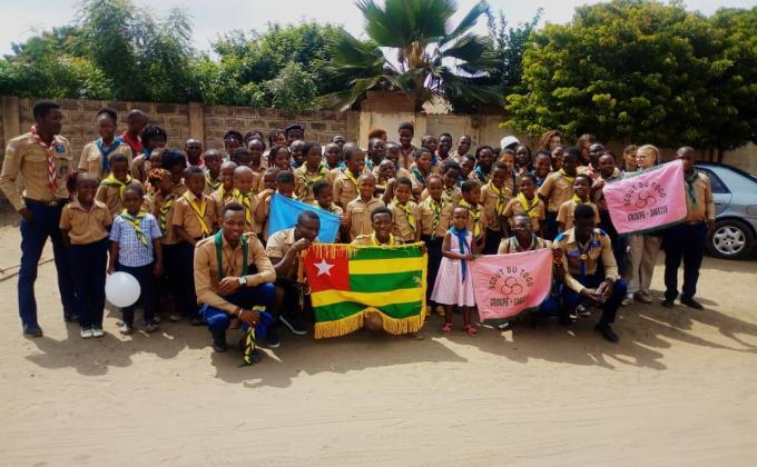  activité scout comprenant le défilé scout et la promesse scout et jeune louveteau et éclaireurs (e)s au Togo a Lomé au croupe sagesse pour marquer la fin de l'année scolaire 