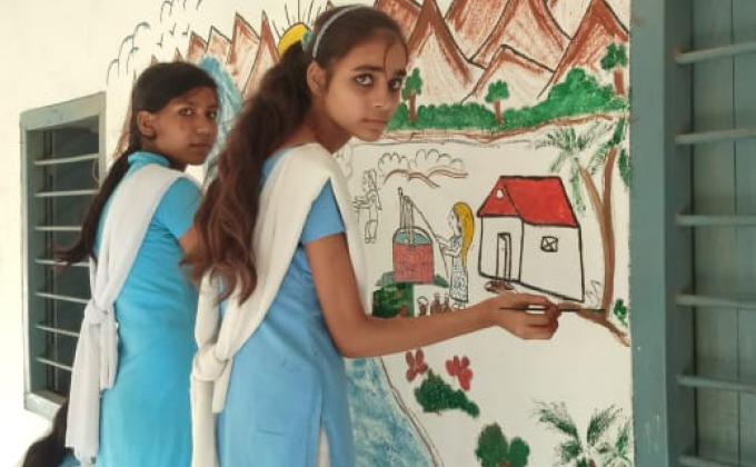 जल जीवन हरियाली मिशन हेतु आम लोगों को जागरूक करने के उद्देश्य वॉल पेंटिंग करते छात्राएं