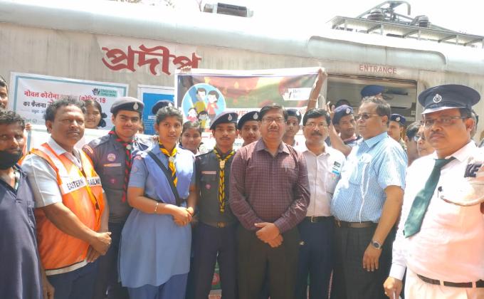 Awareness programme for corona virus at Railway Station by Scouts and Guides of Sealdah District of Eastern Railway State 