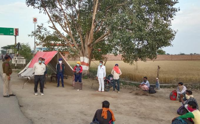 रतनपुरा संगरिया चेकपोस्ट पर सेवा देते हुए स्काउट यूनिट लीडर संगरिया जिला हनुमानगढ़
