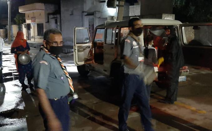 भोजन पैकेट तैयार कर वितरण करते हुए