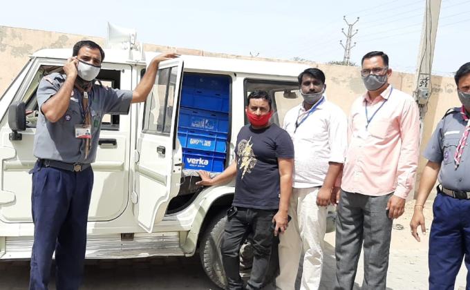 दूध वितरण करते हुए स्काउट यूनिट लीडर