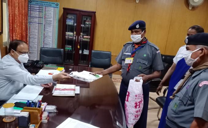 श्रीमान जिला कलेक्टर हनुमानगढ़ को मास्क देते हुए सचिव स्थानीय संघ हनुमानगढ़ जंक्शन