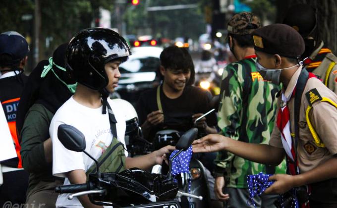 Saka Wira Kartika Kodim 0606 distributed masks to Drivers during COVID-19 Pandemic