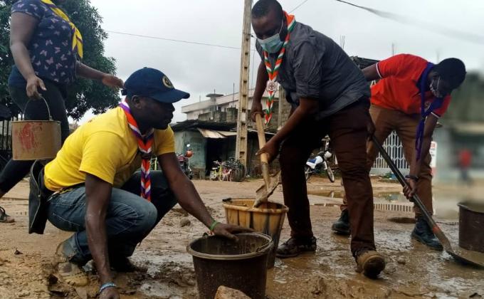Les Scouts de Côte d'Ivoire apporte leur assistance aux personnes sinistrées par les récentes inondations.