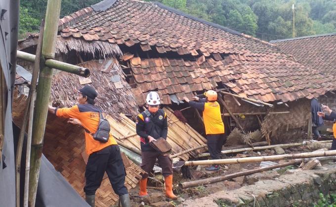 Flood in Bogor, West Java, Scout to the Rescue