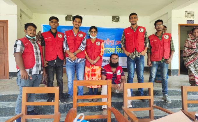 নদী_ভাঙ্গন_এবং_বন্যার্তদের
মাঝে খাদ্য-প্যাকেট বিতরণ। 