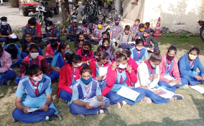 पुलिस विभाग की जानकारी प्राप्त करते स्काउट गाइड लालसोट