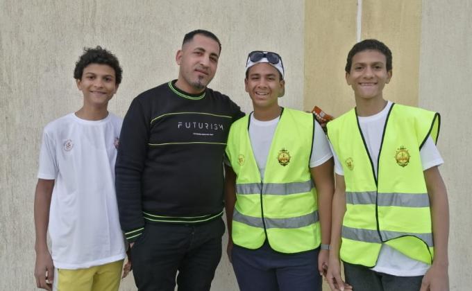 محادثه مع افراد من مسافرين عن اهداف تنميه مستدامه