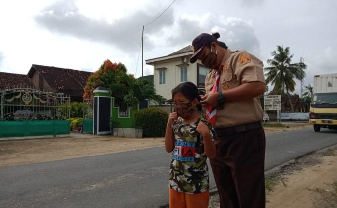 Remind to Keep Healthy, Scouts in Rumbia Give Masks for Locals During Baden Powell Day Commemoration 