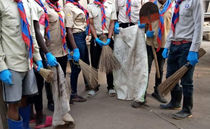 Ce lundi 22 février 2021, les scouts du groupe Saint Jean Bosco CHARMANT/Bunia ont assaini le marché hoho de la ville de Bunia pour répondre aux besoins des marchands confrontés à la salubrité.