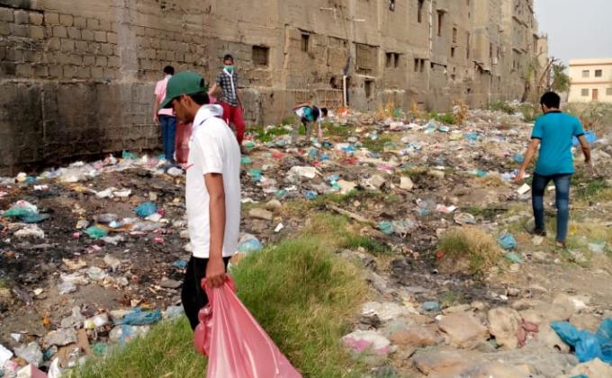 reuse plastic - cleaning road