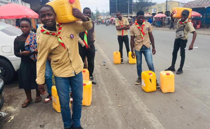 LES SCOUTS AU SECOURS DES PERSONNES A MOBILITE REDUITE, AUX ENFANTS ET AUX FEMMES A GOMA.