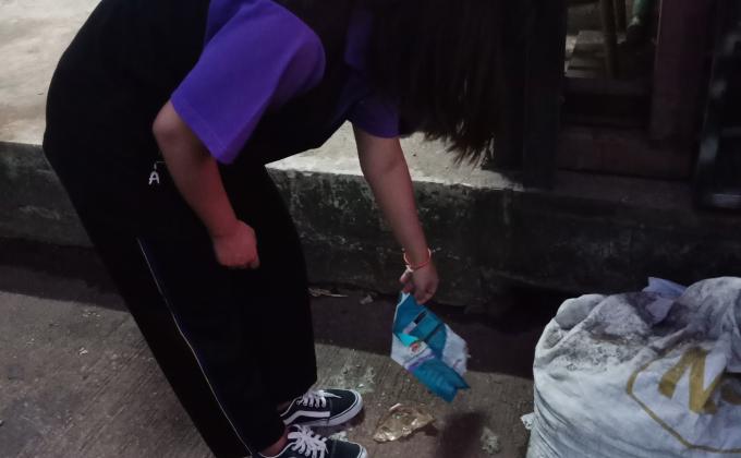 เก็บขยะบริเวรหน้าบ้าน