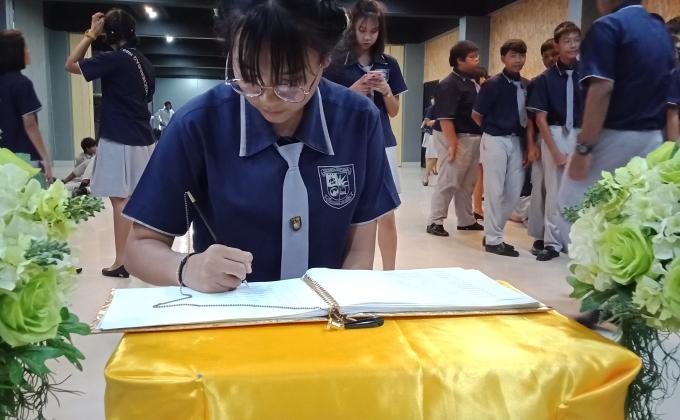 ลงนามถวายพระพรพระราชีนีรัชกาลที่10