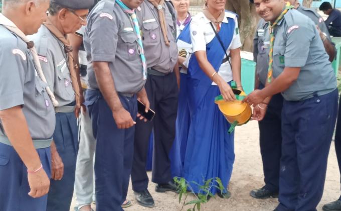 पेड़ लगाकर मनाया जन्मदिन