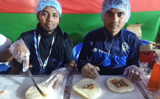 অংশগ্রহণকারীদের জন্য খাবার প্রস্তুত করা। 