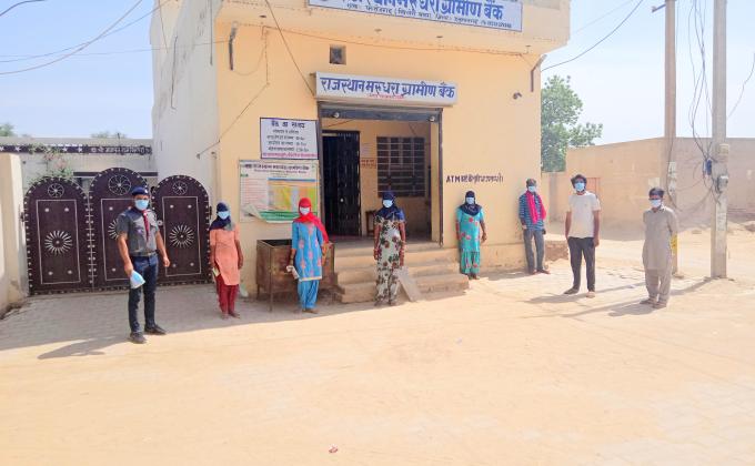   राजस्थान मरुधरा ग्रामीण बैंक के बाहर ग्राहकों को निशुल्क   मास्क वितरण  किया