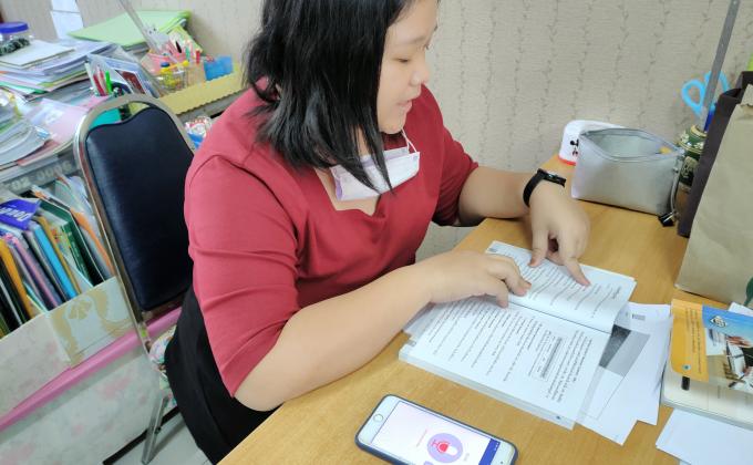 อ่านหนังสือให้คนตาบอดฟัง