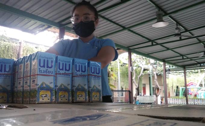 จิตอาสาจัดเตรียมนม