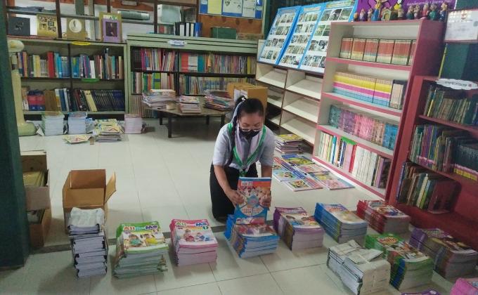 จิตอาสาจัดหนังสือห้องสมุด