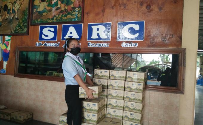 จิตอาสาจัดเรียงลังนม