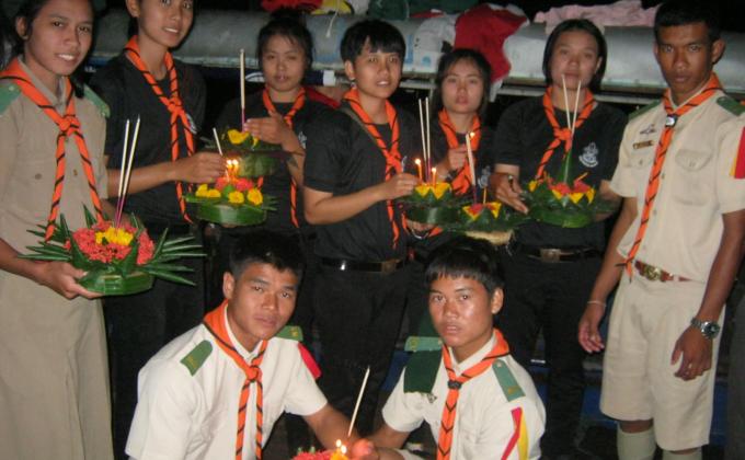 9 nanny rover scouts  "OR YOR NOI"  of college of agriculture and technology  udon thani province went to Loi Krathong festival at Nong kai province on November 6,2014. 
